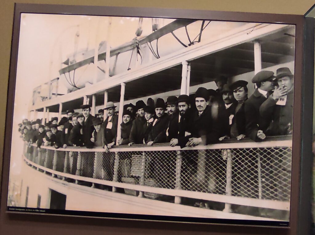Inmigrantes italianos llegando a Ellis Island